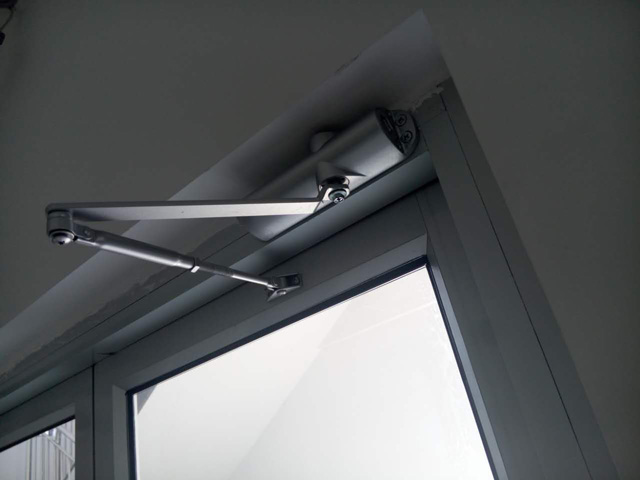 门扇与门框不在一个平面能装闭门器么?